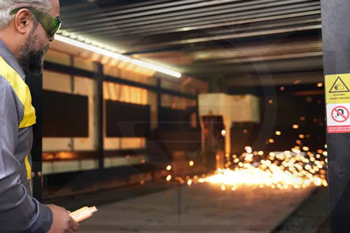 چه کسی برش لیزر را اختراع و برای اولین بار استفاده کرد ؟